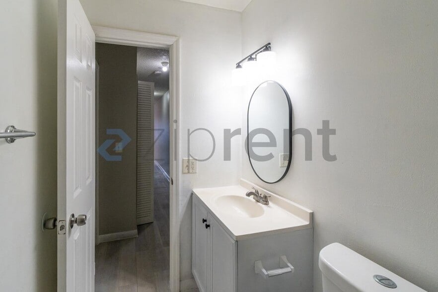 Building Photo - Unit A