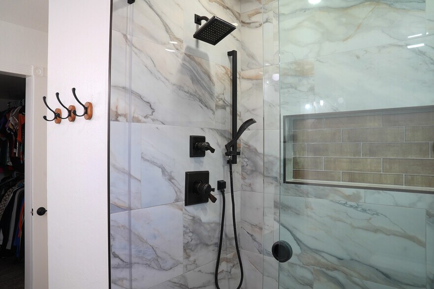 Building Photo - 2526 E Mercer Ln