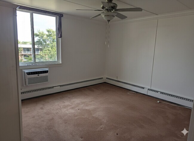 Building Photo - 225 S Rohlwing Rd