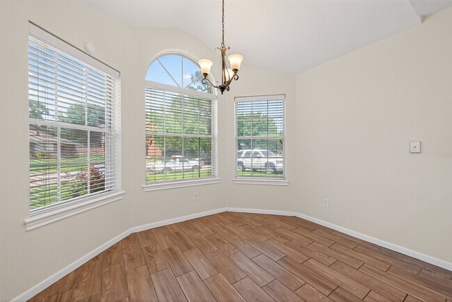 Building Photo - 2502 Old Oak Ln