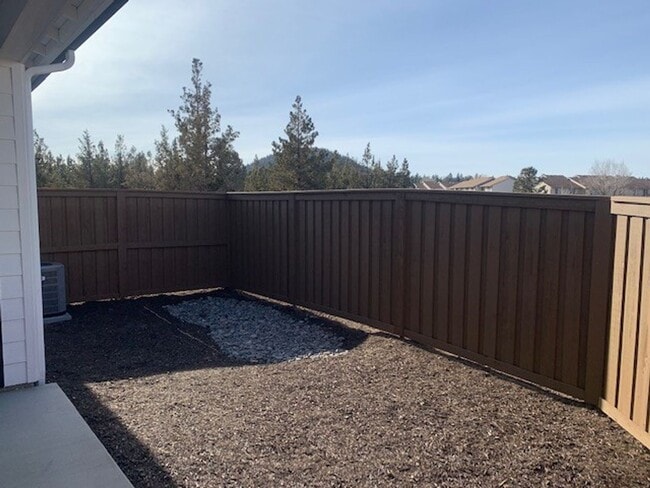 Building Photo - 3 Bed/2.5 Bath Pahlisch Home in NE Bend - ...