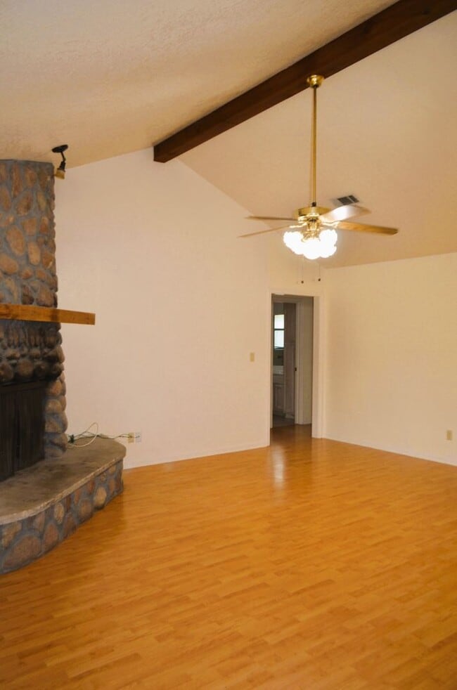 Building Photo - Country setting... on 2.69 acres!