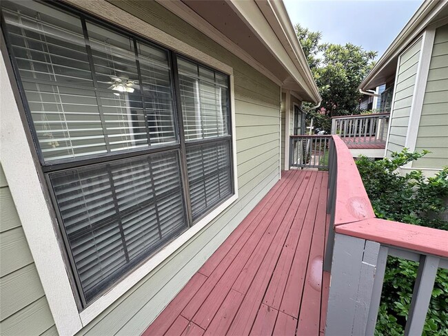 Building Photo - 2215 Post Rd