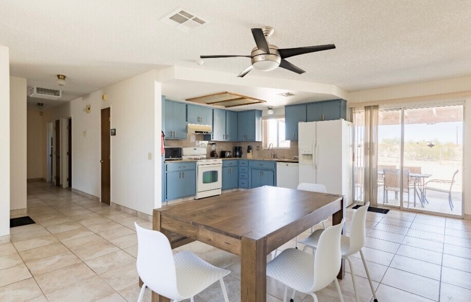 Building Photo - 72654 Sunnyslope Dr