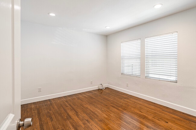 Building Photo - 1316 N Mariposa Ave
