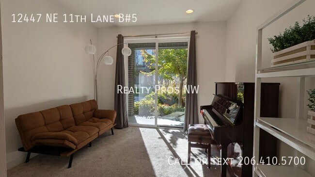 Building Photo - 12447 NE 11th Ln