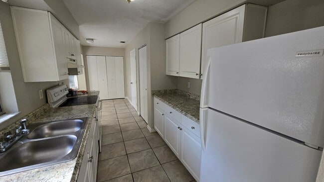 Building Photo - 3 Bed, 2 Bath, 1 Car garage.