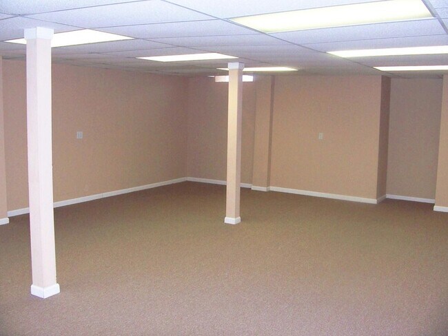 Building Photo - 45866 Fountain View Dr