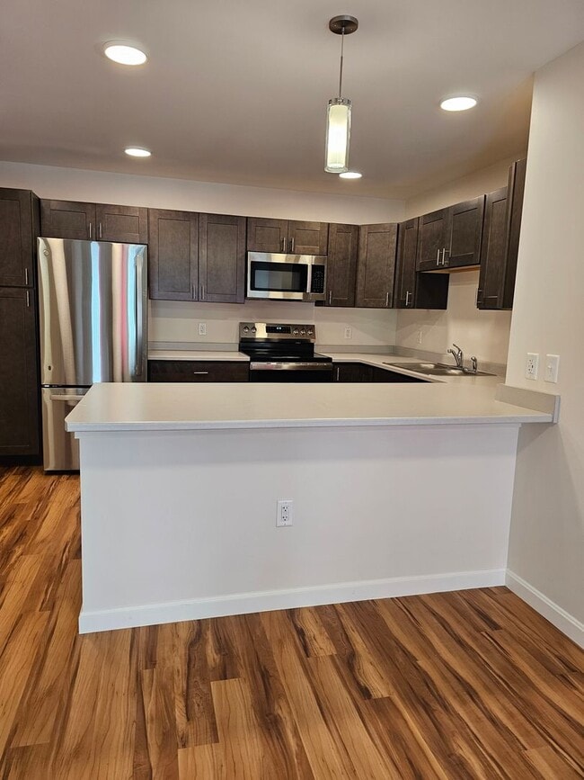 Building Photo - Limited Time Offer:  1st Month Rent Free with new 2 Bedroom Lease: Corner 2 Bedroom/ 2 Bathroom A...