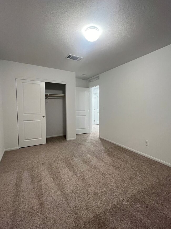 Building Photo - Move in today! 3 bed 2.5 bath 2 story beauty!
