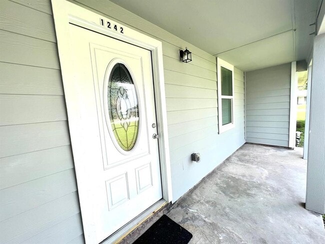 Building Photo - 1242 Chevy Chase Dr