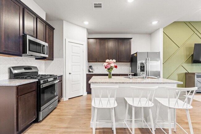 Building Photo - 818 Deerhurst Ln