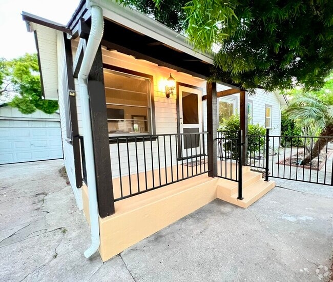 Building Photo - 530 N Quarantina St