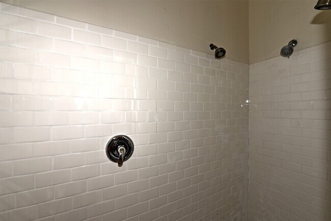 Building Photo - 418 E Myrtle St