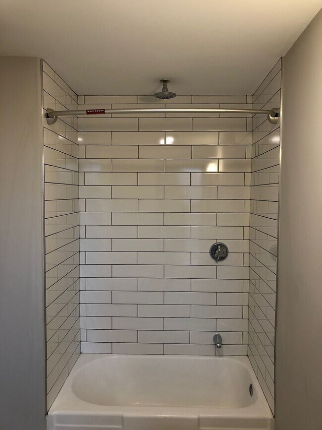 Building Photo - Avl 9/1 - Porter Sq 3.5BR, hot water inc, updated kitchen!