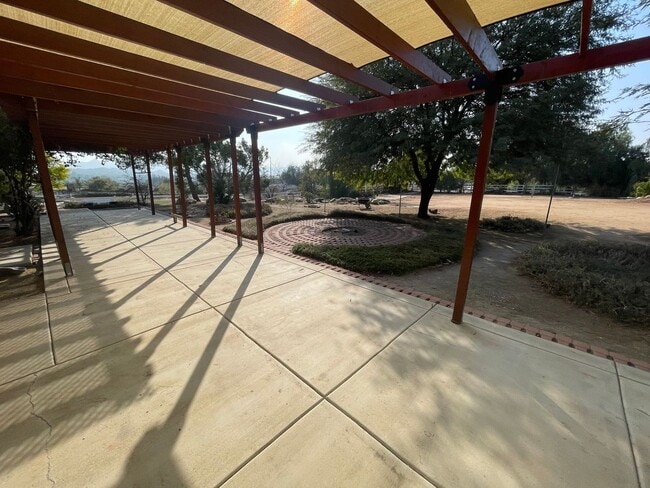 Building Photo - Spacious 4-Bedroom Home in Desirable Woodcrest, Riverside!