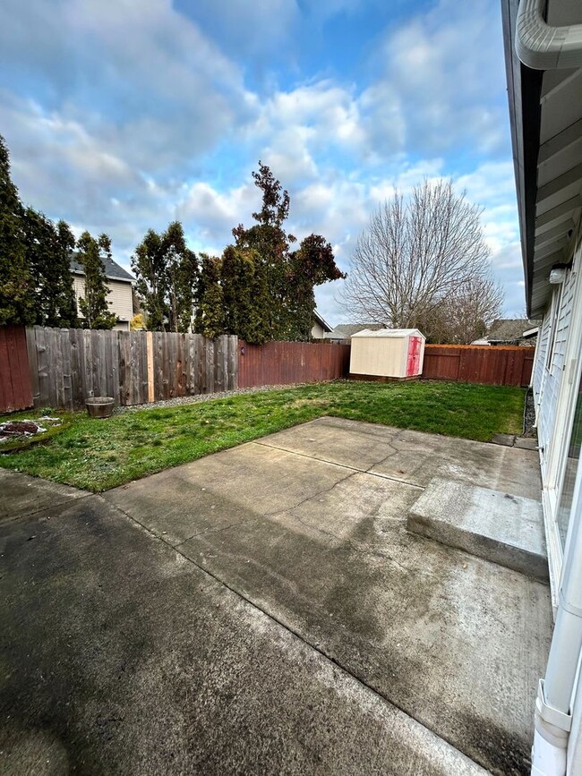 Building Photo - Spacious & Updated 3B/2BA in East Vancouver!