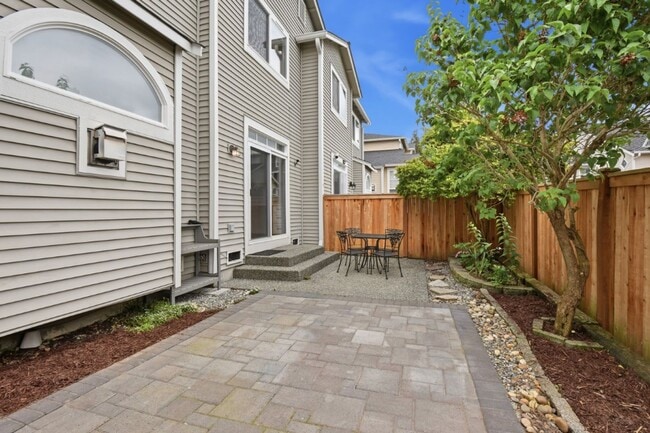 Building Photo - 3Bd/2.5Ba Edmonds Townhome