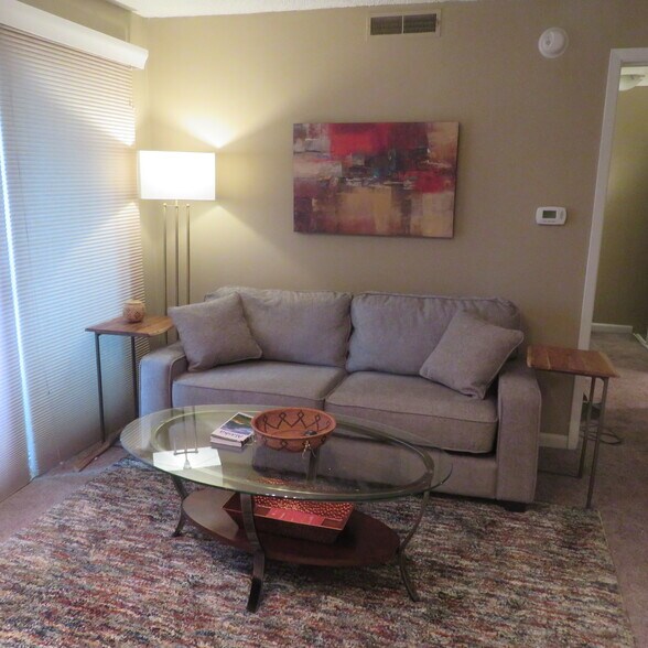 Building Photo - 9715 Independence Dr