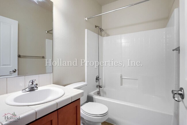 Building Photo - 7118 NE Cherry Dr