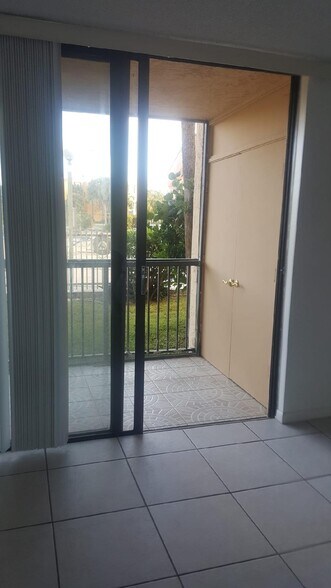 Patio with washer,Dryer & Storage - 14415 SW 88th St