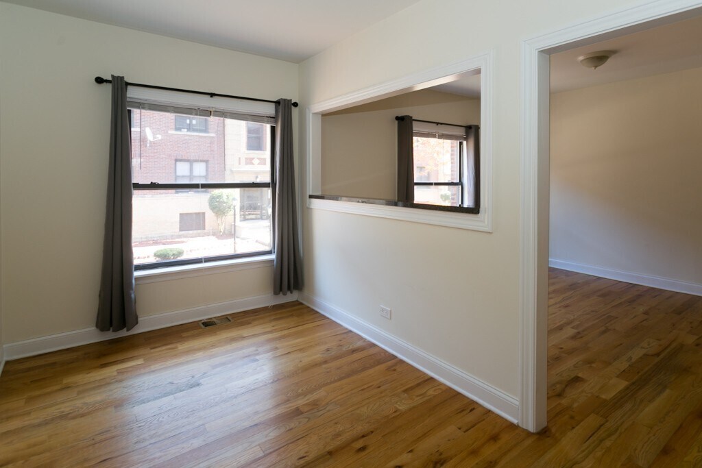 Building Photo - 834 W Waveland Ave