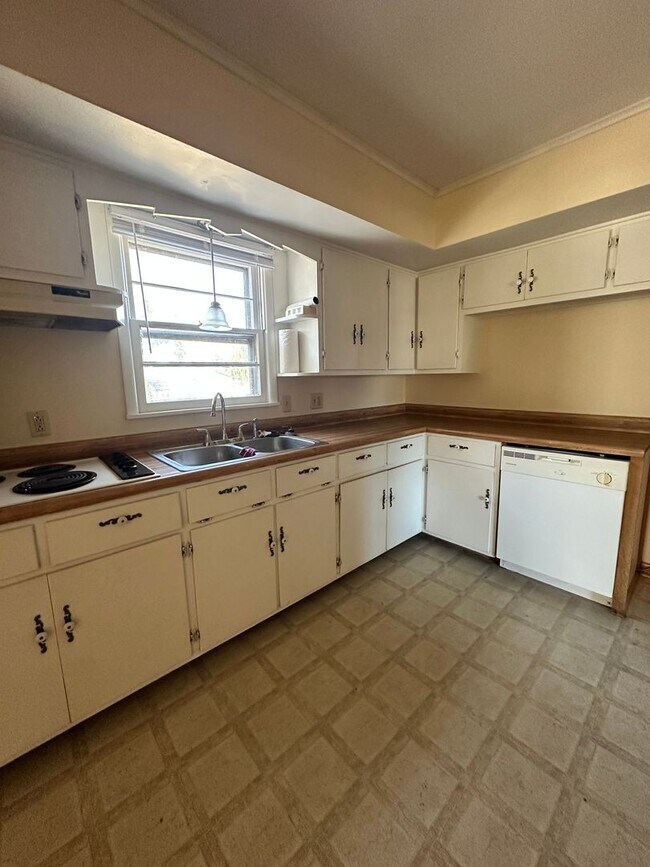 Building Photo - 2-3 bedroom, 1 bath, 1 car garage home for rent