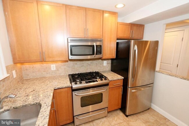 Building Photo - 1901 Lincoln Rd NE