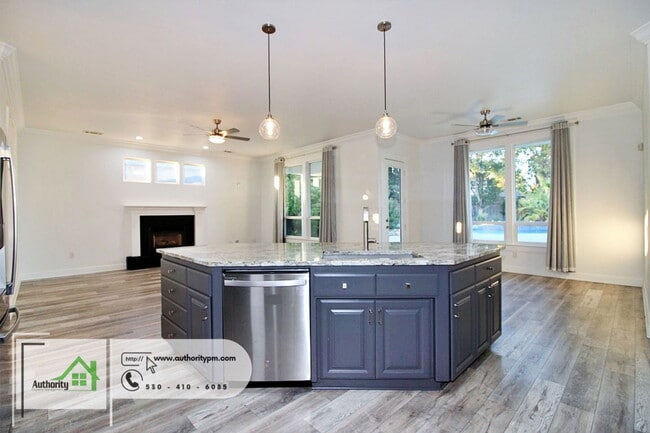 Building Photo - 2724 Western Oak Dr