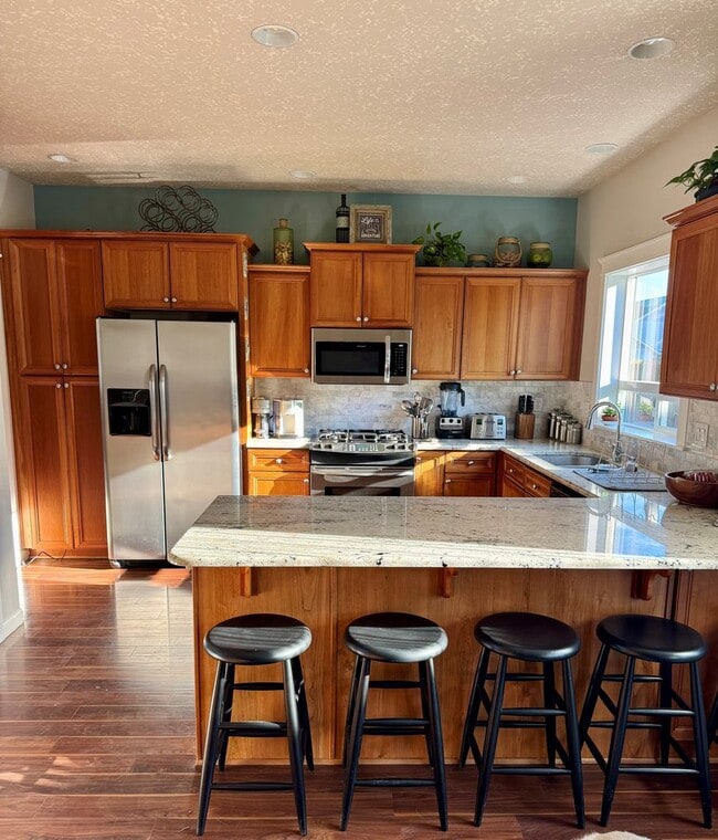 Building Photo - RARE! 5 Bedroom Rental Home pre-leasing for the end of February! Entertainers' Paradise - Pet Fri...