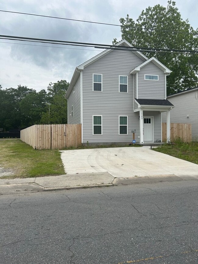 Building Photo - 1103 Peartree Rd