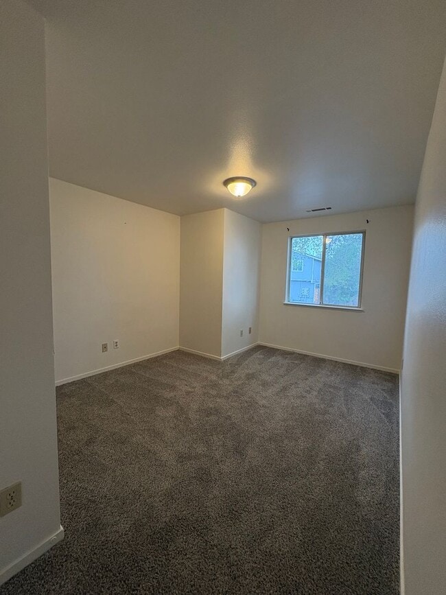 Building Photo - Cute newly remodeled townhouse