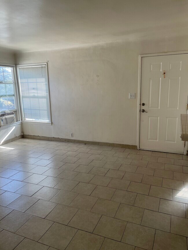 Living Room - 1526 S Atlantic Blvd