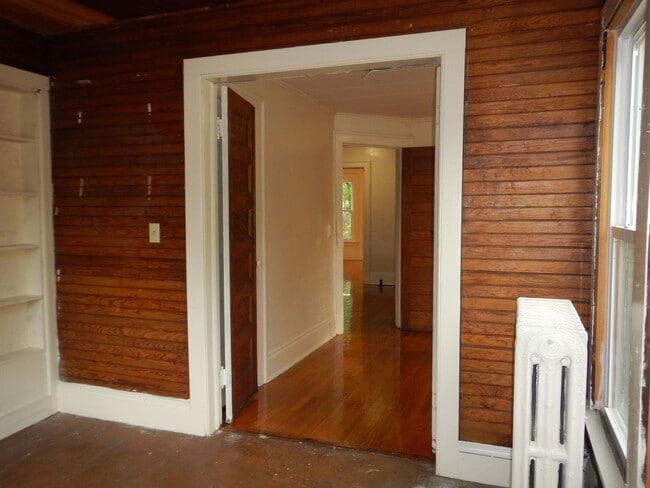Building Photo - AVAILABLE 6/1/26 - Large House Available O...
