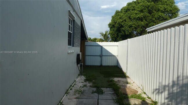 Building Photo - 3240 SW 66th Terrace