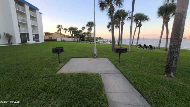 Building Photo - 3131 S Ridgewood Ave