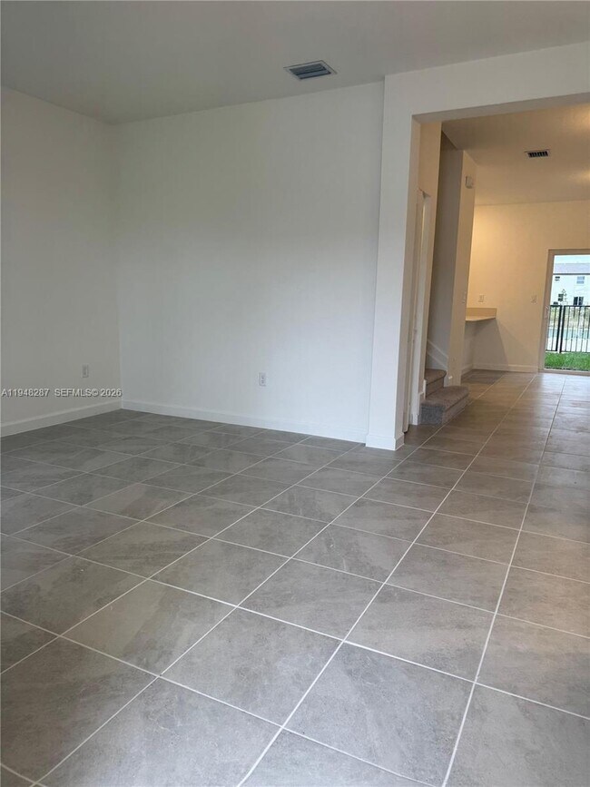 Building Photo - 2724 SE 26th Ave