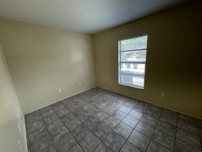 Building Photo - Pineridge - Beautiful 2 Bedroom, 1 Bathroo...