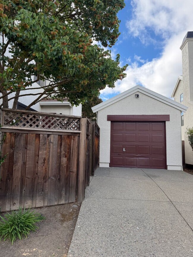 Building Photo - Beautifully Updated 2-bedroom 2 bath home blocks from Downtown Martinez!
