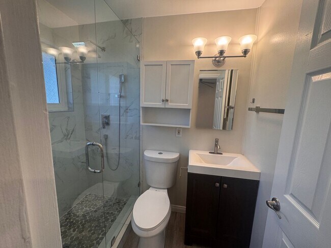 Building Photo - Charming RE-MODELED 3 bed / 2 bath home