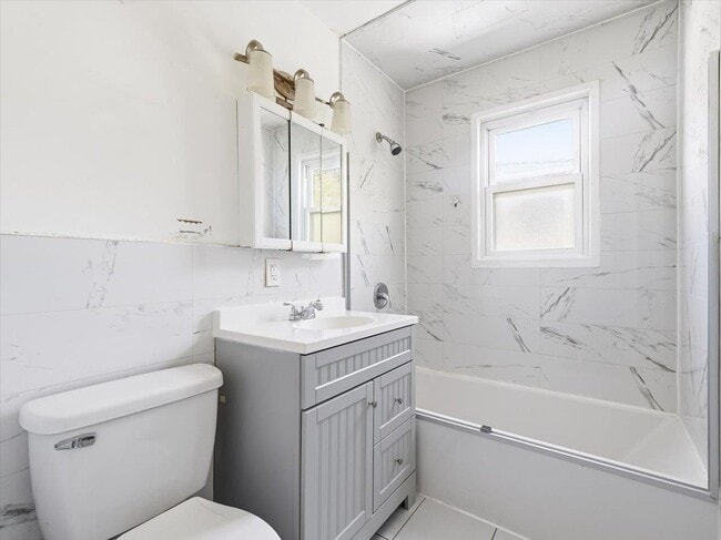 Building Photo - 648 Fairview Ave