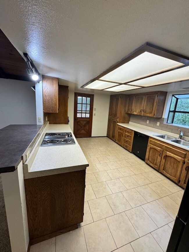 Building Photo - $1000 Move In Special! Available for Move In!