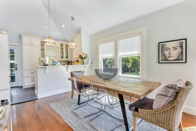 Building Photo - 10 Henry St