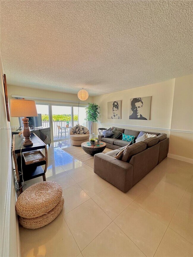 Building Photo - 300 Bayview Dr