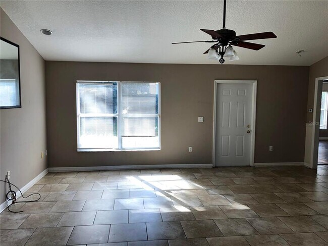 Building Photo - 616 E 1st St