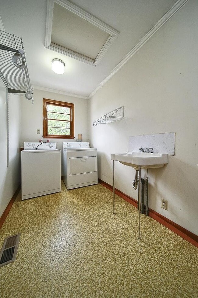 Building Photo - Picture-perfect 3BR/2BA brick bungalow In East Nashville!