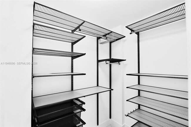 Building Photo - 1440 Brickell Bay Dr