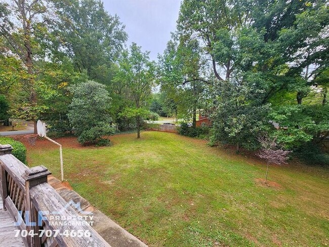 Building Photo - Sprawling 3 Bedroom/ 2.5 Bathroom Ranch in Charlotte!