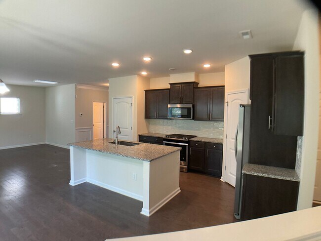 Building Photo - 4 Bed, 3 Bath in Desirable Apex