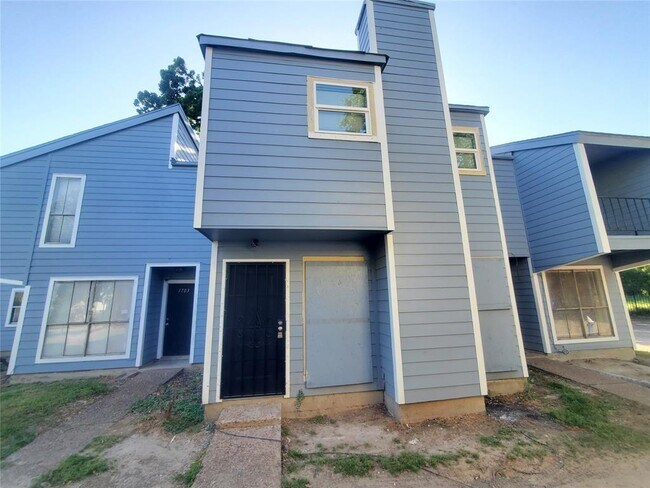 Building Photo - 5625 Antoine Dr